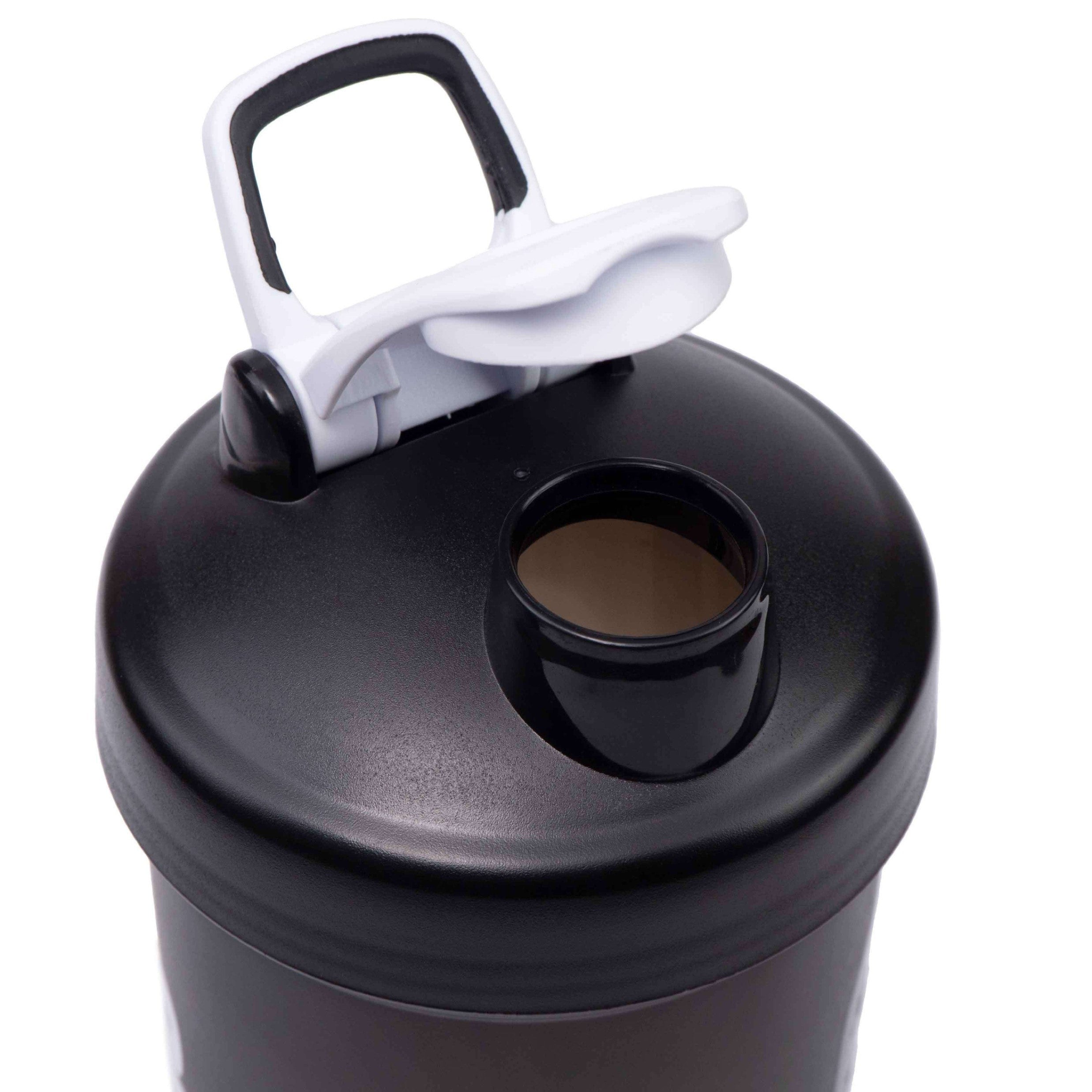 Protein shaker 700 ml – leak-proof and robust. Perfect for the gym, office, university, and outdoors. Ideal for protein shakes, smoothies, BCAAs, and isotonic drinks.
